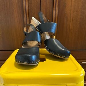 Dansko women’s clogs leather w wood sole